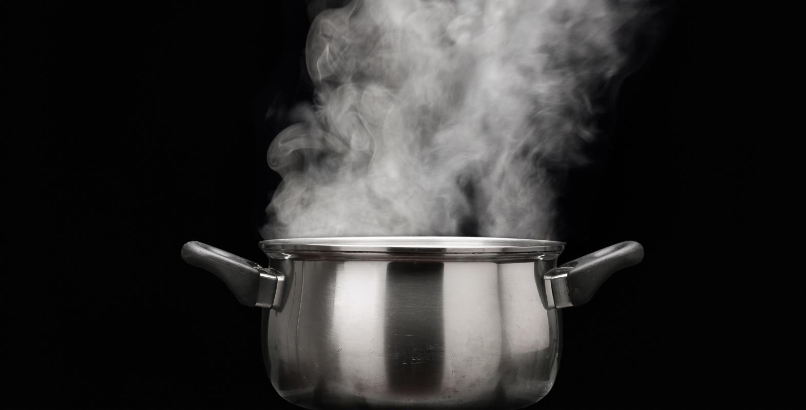 Kjele med kokende vann og vanndamp
