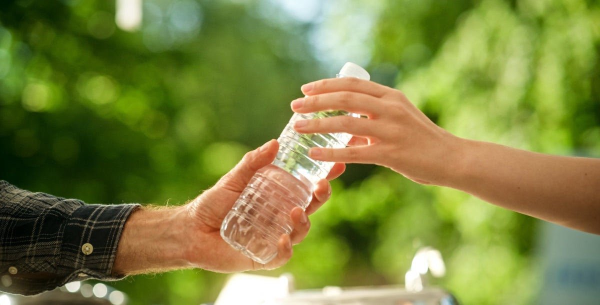 Ny studie viser alarmerende høyt innhold av nanoplast i flaskevann