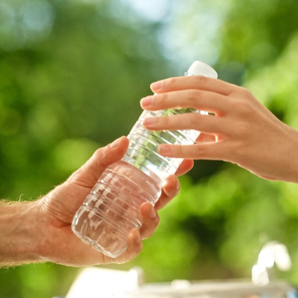 Ny studie viser alarmerende høyt innhold av nanoplast i flaskevann