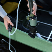 Pumper vann fra tjern via Eco Portable rett i en kopp