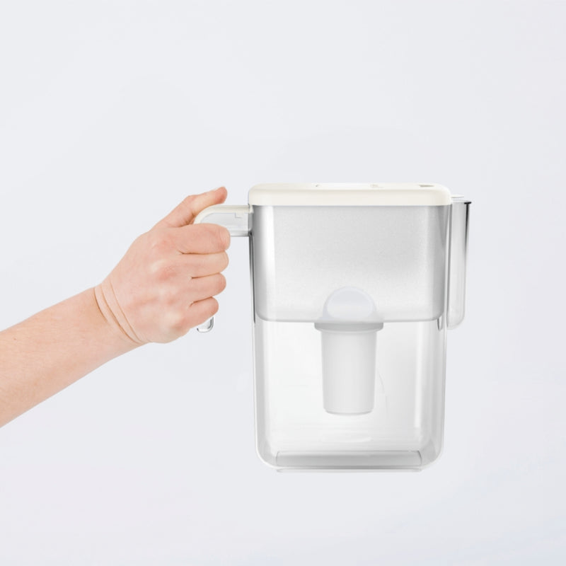 Eco Vannfilter kanne holdes i håndtaket 