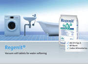 vaskemaskin, vask og badekar i bakgrunn og regenit pose med salttabletter i forgrunnen