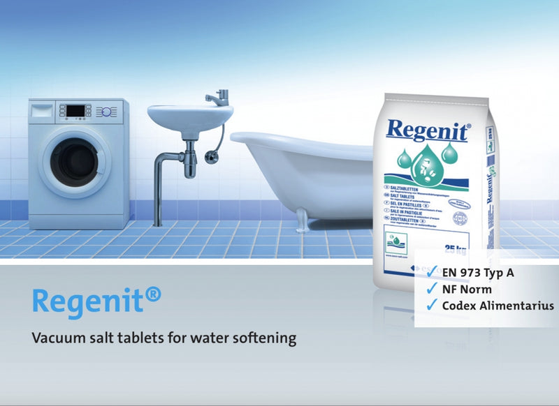 vaskemaskin, vask og badekar i bakgrunn og regenit pose med salttabletter i forgrunnen