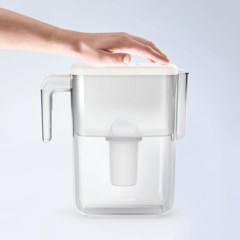 Vannfilter kanne med hvitt lokk