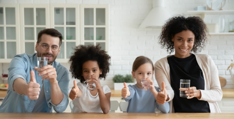 familie drikker renset vann