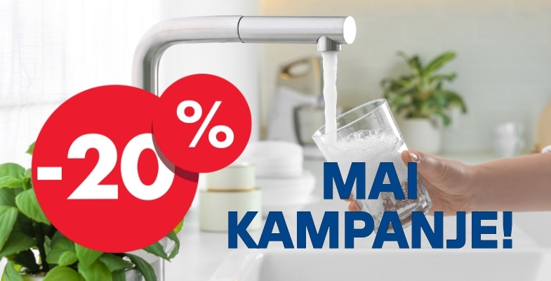 Kvinne tapper renset vann fra kjøkkenkran